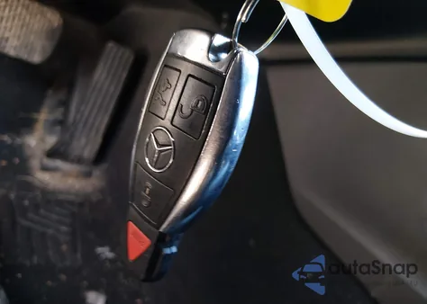 2013 Mercedes-Benz E 350 4Matic z USA, uszkodzony, nr VIN WDDHF8JB3DA765631